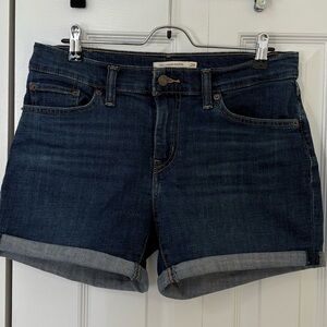 Levi’s mid Length women’s shorts in color stop the confusion - dark wash Size 28